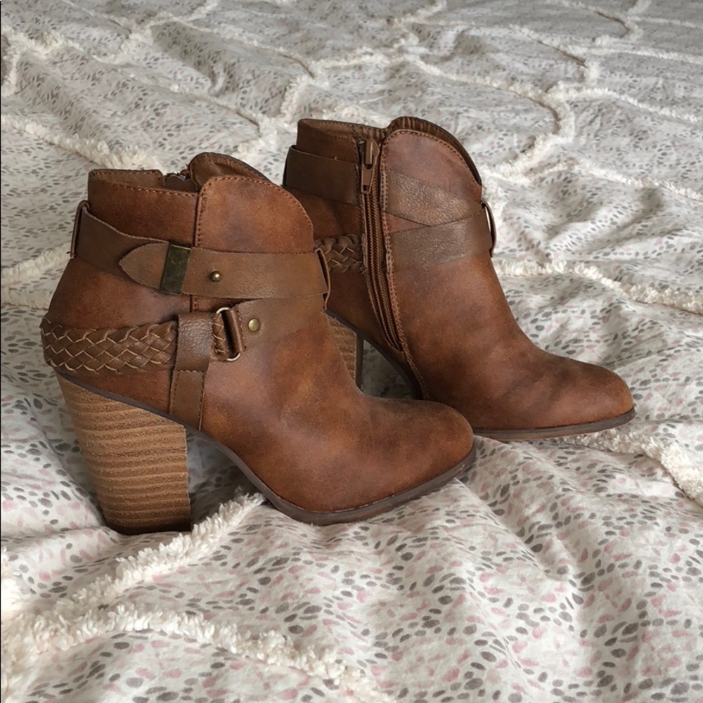 Size 5.5 xoxo booties
